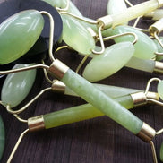 💚Premium Jade Facial Roller – Natural Skin Lifting & De-Puffing Beauty Tool | Glow-Boosting Facial Massage Roller